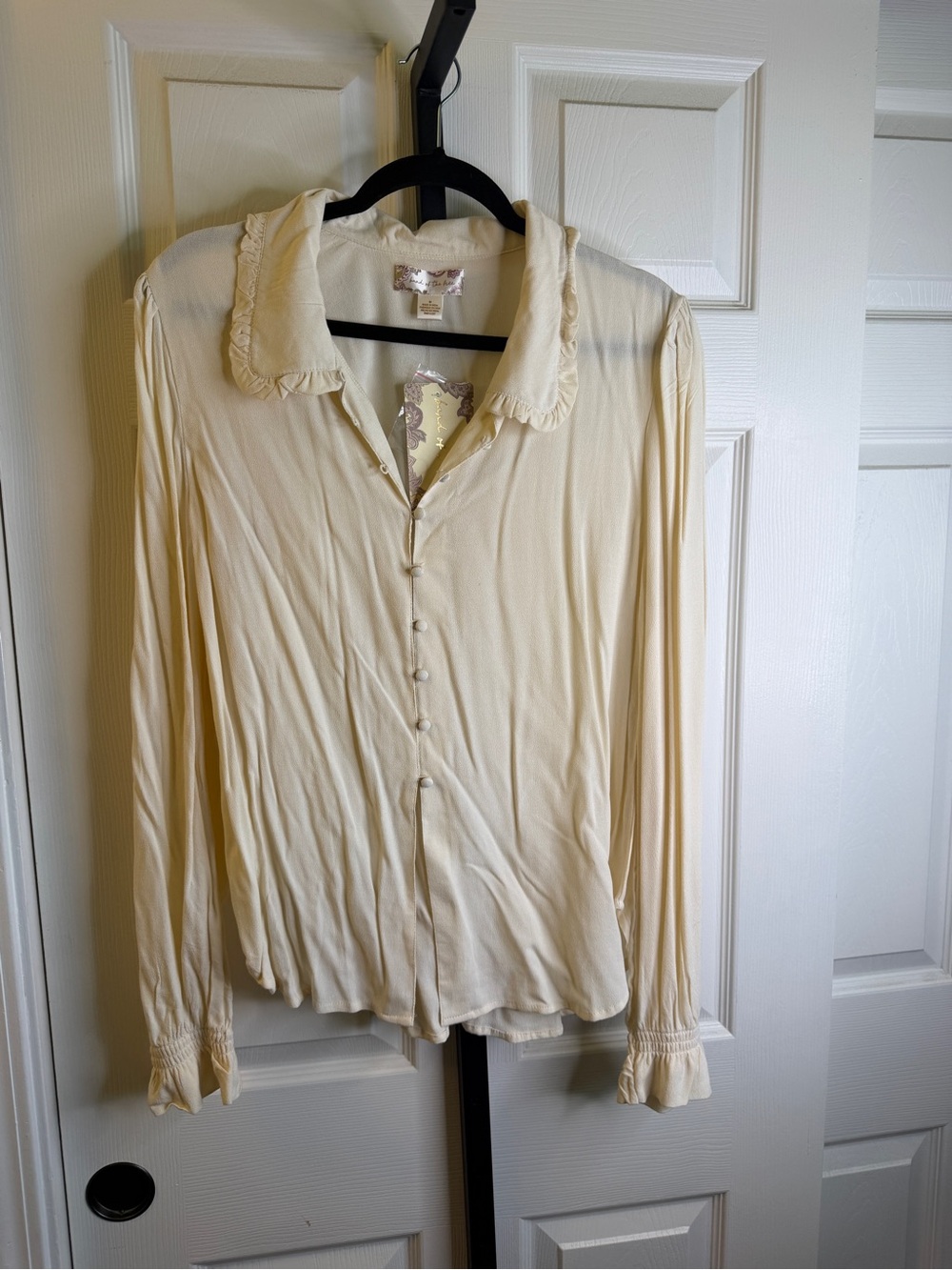 Cream Ruffled Collar Button-Up Blouse, size Medium, NWT